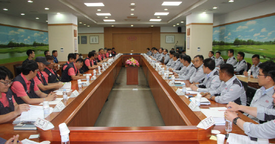 기아자동차 노사가 임금과 단체협상 교섭을 진행하고 있다.   <전국금속노동조합 기아자동차지부 제공>